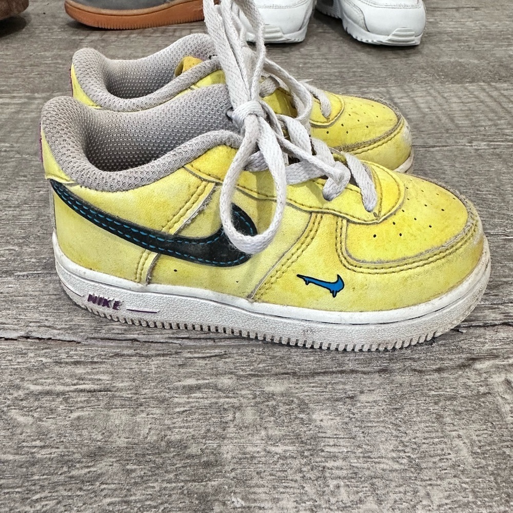 Nike Kids Sneakers Air Force 1 LV8 peace love & basketball toddler shoe yellow
